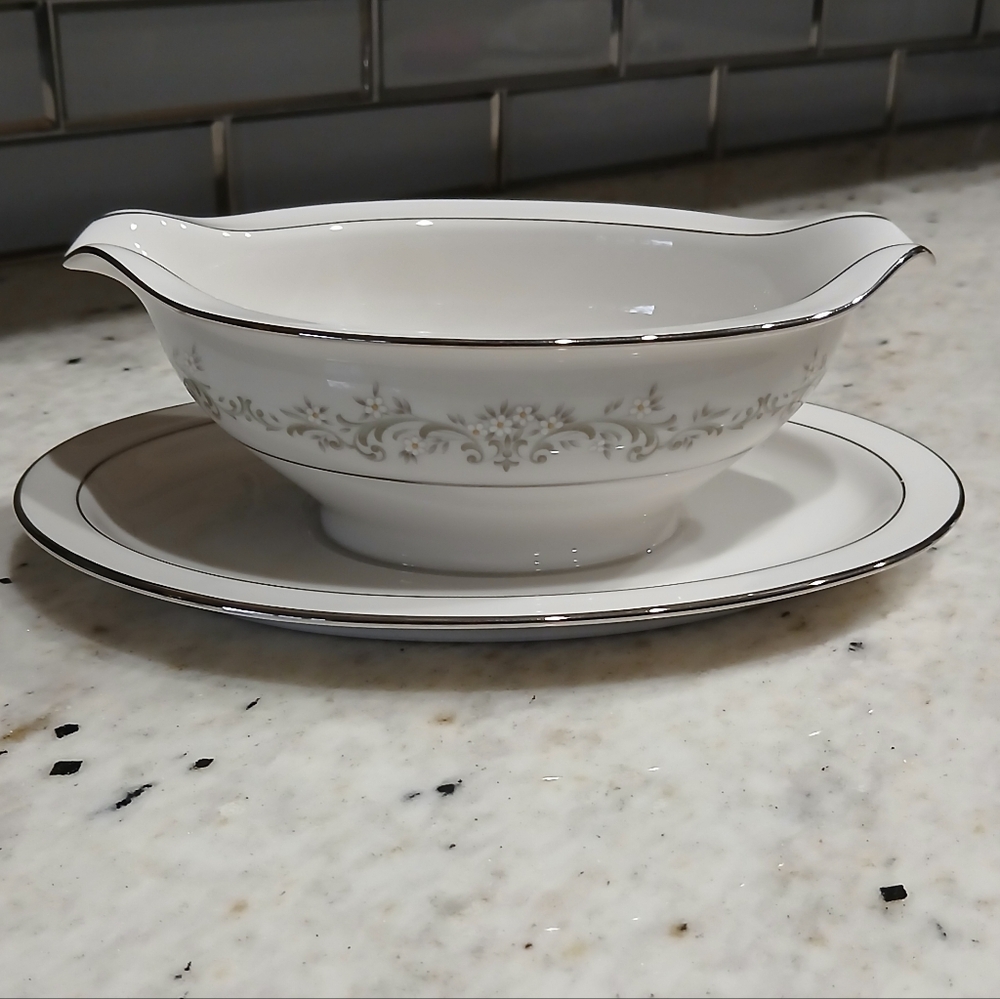 Noritake Parkridge 7561 Vintage Ivory China Japan Gravy Boat With Underplate